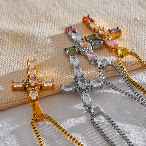 Collar con Colgante de Cruz Engastado con Cristales de Circonita