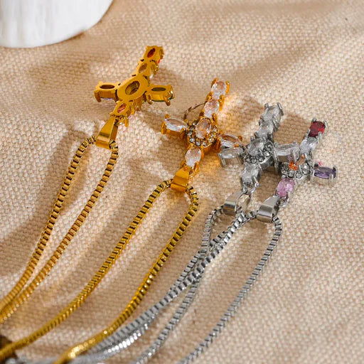 Collar con Colgante de Cruz Engastado con Cristales de Circonita